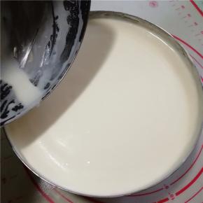 将奶酪酸奶糊倒入淡奶油中
