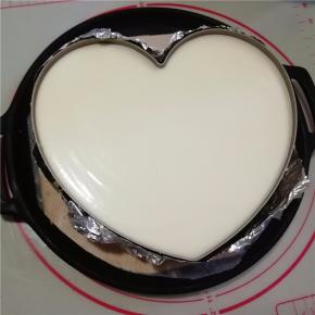 把慕斯液全部倒入冷藏后饼干黄油上，不要去摇换模具，也不要去震动模具，以免慕斯液留在模具边沿。
放入冰箱冷藏4个小时以上让其凝固。