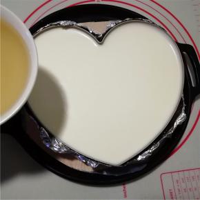 在冷藏慕斯液最后十分钟做镜面，将浸泡的吉利丁粉隔热融化，倒入纯净水中搅拌均匀，然后缓慢倒在慕斯蛋糕体上。