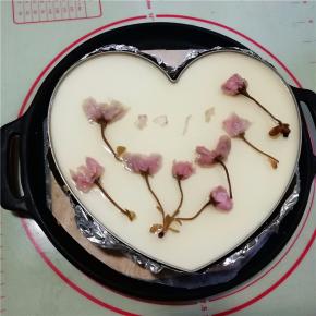 将樱花摆放在镜面上，放入冰箱冷藏2个小时