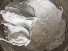 蛋白中加入剩下的白砂糖，打发至完全硬性发泡