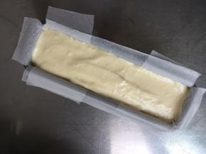 把蛋糕糊装入模具中，震记下，表面抹平