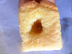 烘烤结束后，凉至不烫手脱模，用你顺手的工具在蛋糕体上扣一个通透的洞