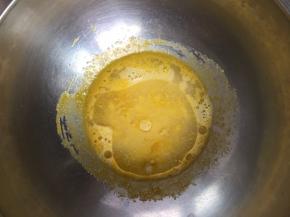 加入牛奶和油充分乳化