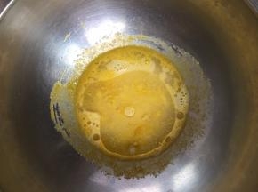 加入牛奶和油充分乳化