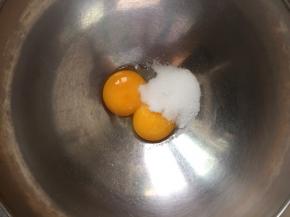 蛋黄加入细砂糖7g搅拌至融化