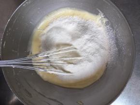 再筛入剩余的低粉，翻拌均匀