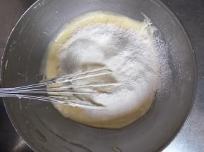 再筛入剩余的低粉，翻拌均匀
