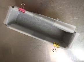 模具中铺好油纸