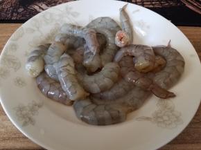 大虾剥成虾仁。