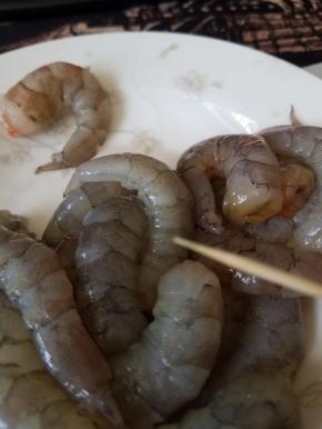 用牙签挑出虾线。