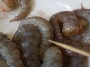 用牙签挑出虾线。