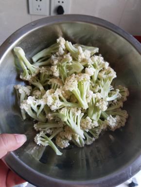 菜花撕成小块。