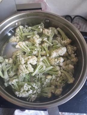 煮一锅清水，加一勺盐，沸腾后下菜花，再次沸腾熟透后捞出，用凉水再清洗一次。