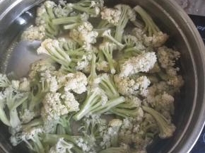 煮一锅清水，加一勺盐，沸腾后下菜花，再次沸腾熟透后捞出，用凉水再清洗一次。