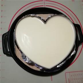 将凝固的慕斯蛋糕取出。