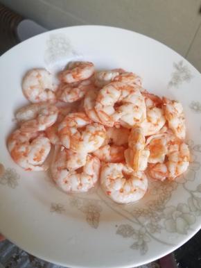 接着把虾仁下水，煮到颜色变红。