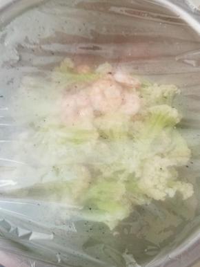 取适当的花椒，植物油，做成花椒油，油热后沥出花椒粒，把热油浇入菜花中，速度翻拌一下，用保鲜膜封好。