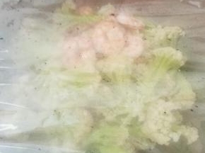 取适当的花椒，植物油，做成花椒油，油热后沥出花椒粒，把热油浇入菜花中，速度翻拌一下，用保鲜膜封好。
