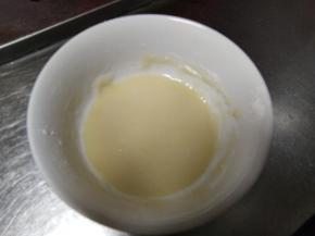 面粉里加入盐，浇入热葱油拌匀成油酥备用