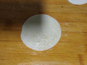 取饺子皮一张涂上适量油酥，薄薄一层就行