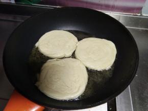 锅内加适量油放入小饼