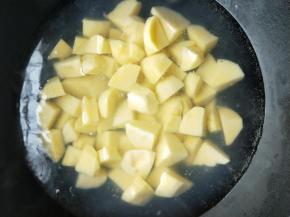土豆去皮切小块，放入锅中煮软。大约3-5分钟。
