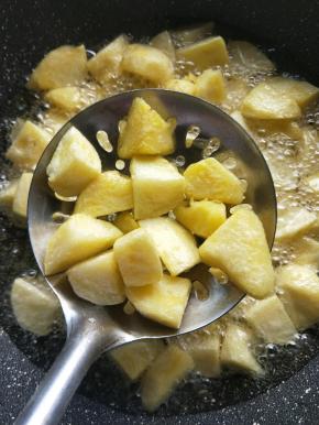 然后放入油锅，炸至金黄。