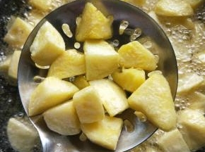 然后放入油锅，炸至金黄。