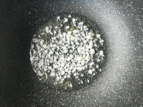 锅里留少量油，爆香蒜粒。