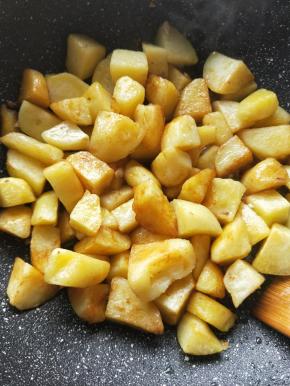 加入土豆翻炒。