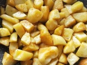 加入土豆翻炒。