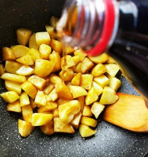 加入酱油可乐，没过土豆。