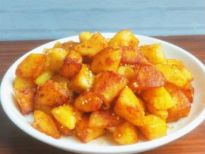 出锅撒上白芝麻。