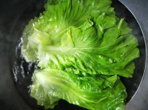  菜洗干净，烧一锅开水，加入少量盐，放入生菜焯熟。