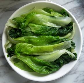 捞出摆入盘中。