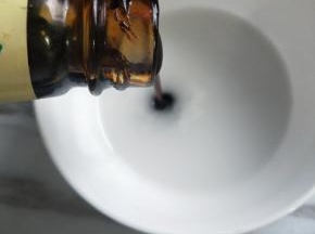 淀粉水中加入蚝油。