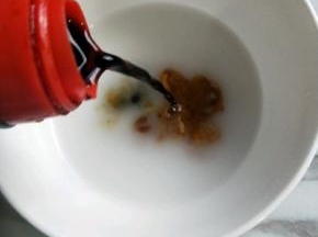 加入酱油。