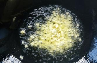 油锅加热，爆香蒜粒。