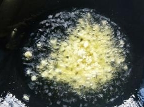 油锅加热，爆香蒜粒。