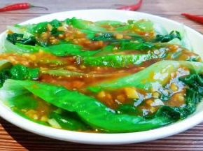 淋在生菜上。