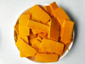 南瓜去皮切片。
