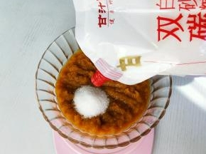 加入双碳白砂糖。