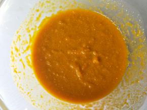 加入酵母搅拌均匀。