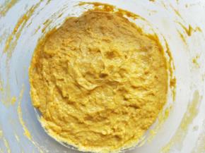 搅拌均匀，盖上盖子，发酵至两倍大。