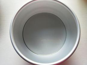 准备六寸模具，内壁抹一层油。