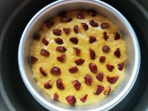 再次发酵十分钟。然后放上红枣粒，冷水放入蒸锅，大火蒸45分钟。