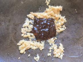 之后加入两汤匙黄梅酱，翻炒至汤汁变少。
