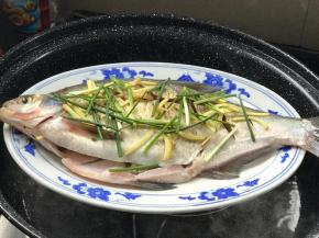 再在鱼身上撒一层，放入开水锅中蒸8分钟