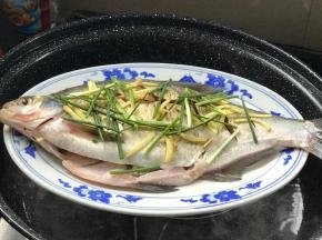 再在鱼身上撒一层，放入开水锅中蒸8分钟